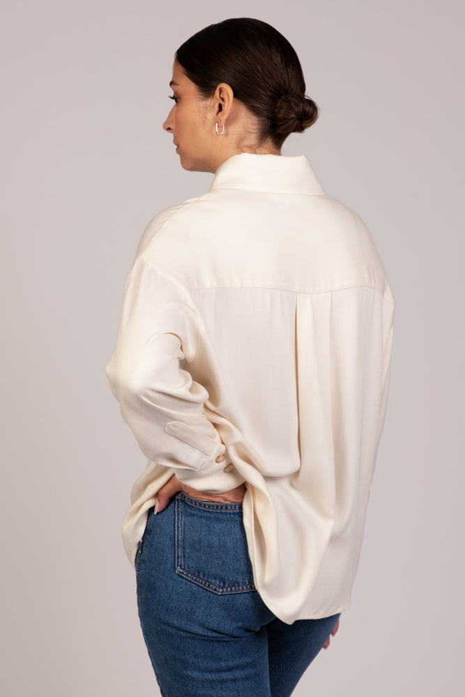 Chemise écrue oversize LIBERTY de dos, collection DILAA