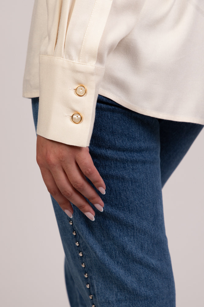 Zoom sur manches Chemise écrue oversize LIBERTY avec ses boutons dorés, collection DILAA