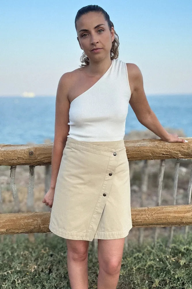 Top nova écru et jupe mia beige portés en fin de journée la mer - DILAA