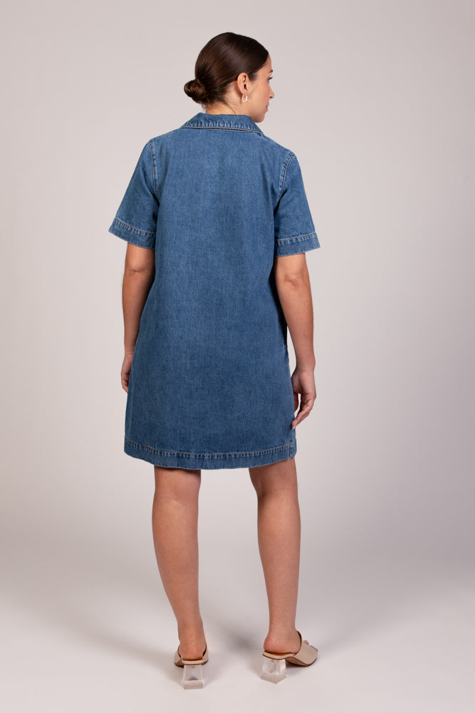 Robe BEKA en jean courte, manches courtes à col zippé, de dos, collection DILAA