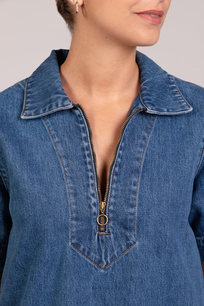 zoom sur le col chemise et le zip de la robe BEKA en jean, collection DILAA