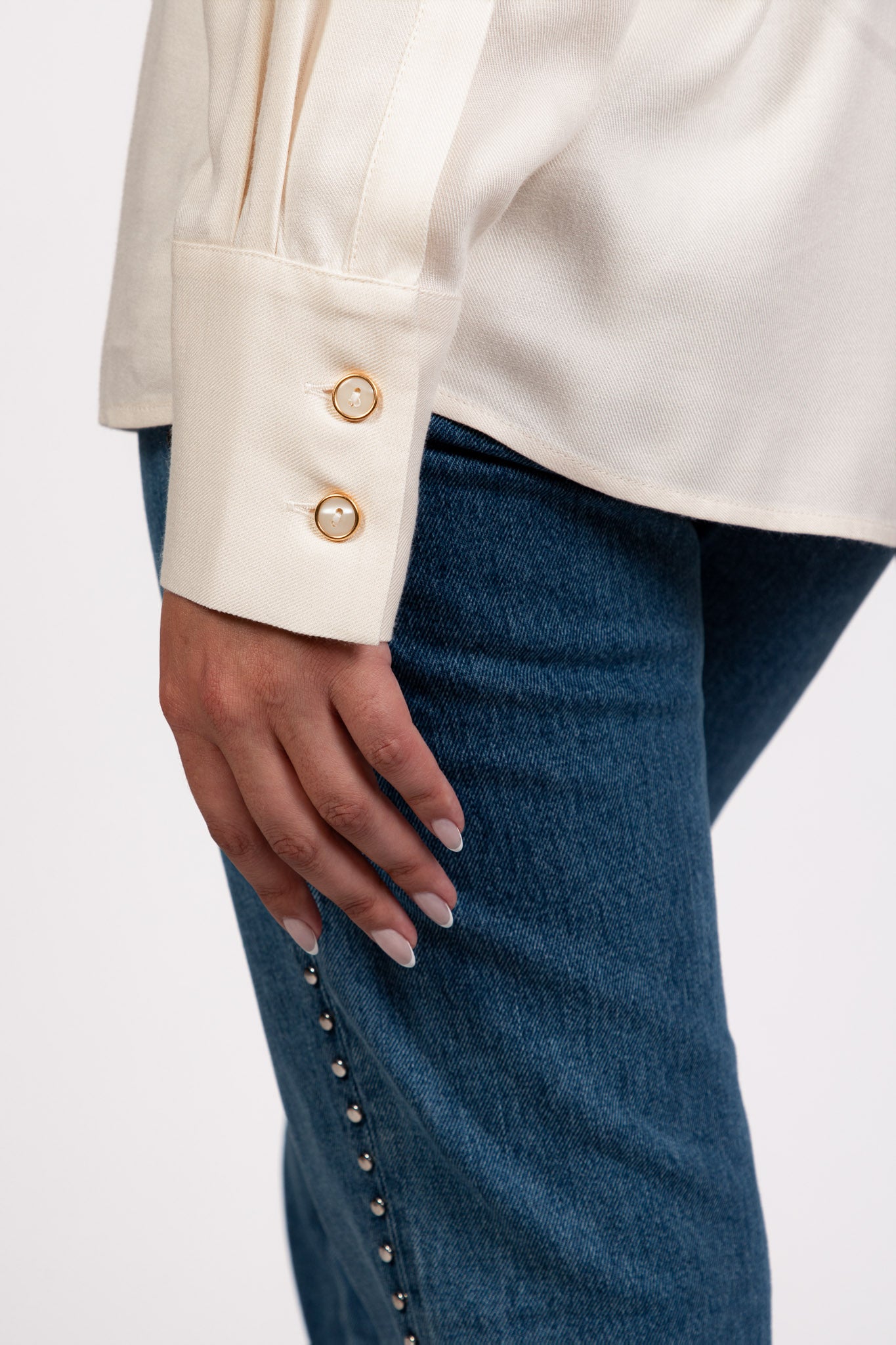 Zoom sur manches Chemise écrue oversize LIBERTY avec ses boutons dorés, collection DILAA