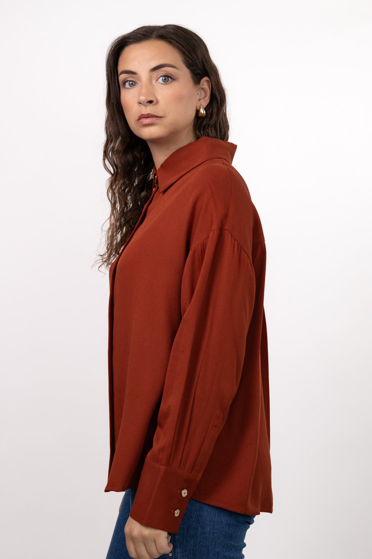 Chemise terracotta LIBERTY à boutons dorés, coupe oversize et col classique – DILAA