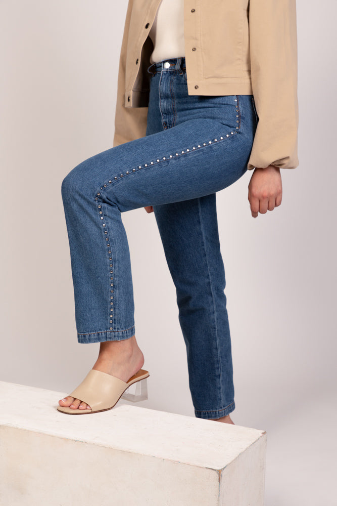 Zoom - Jean Pat coupe droite avec détails cloutés sur les côtés - DILAA