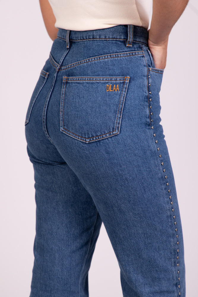 Zoom - Jean Pat coupe droite avec détails cloutés sur les côtés, broderie DILAA sur la poche arrière, vue de dos.
