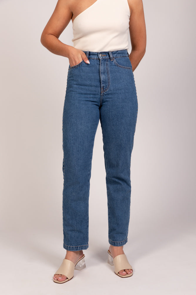 Jean Pat coupe droite avec détails cloutés sur les côtés, vue de face. Collection Dilaa