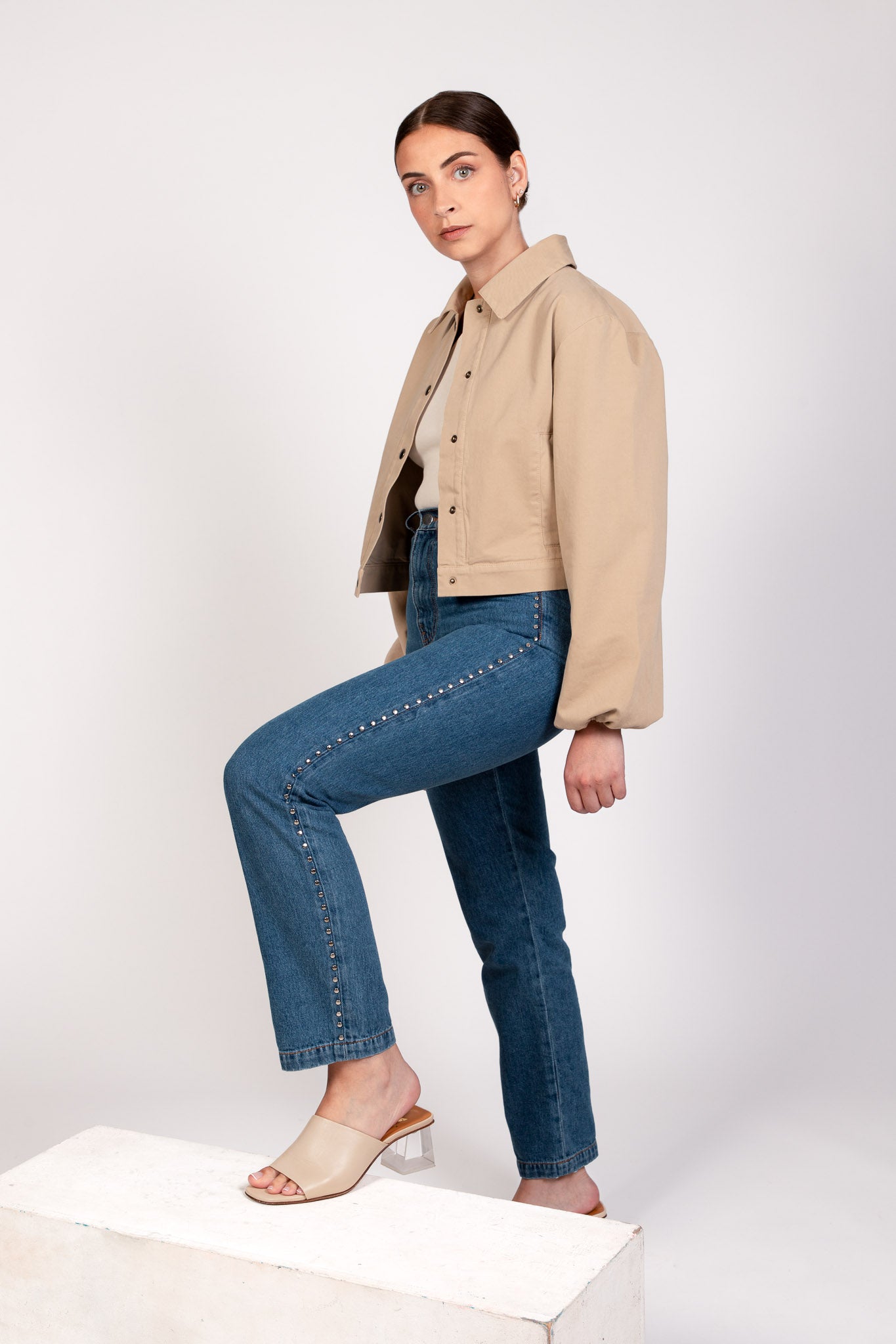 Veste Ivy beige à boutons pression dorés portée avec le jean Pat droit à clous, look féminin signé DILAA.
