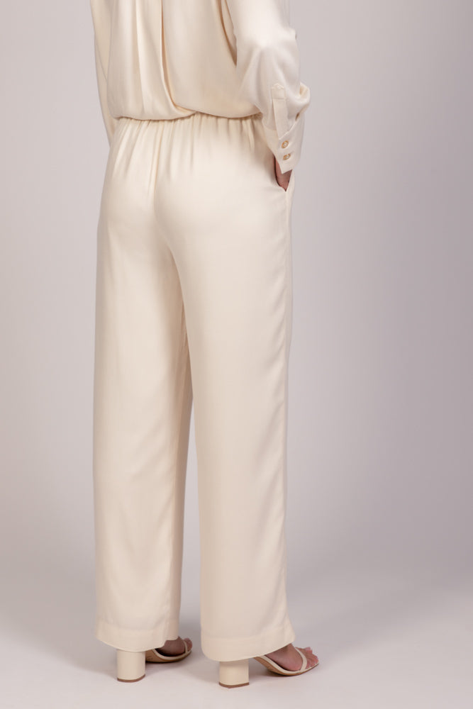Pantalon écru MILO fluide, coupe droite et taille élastique de dos – collection été DILAA