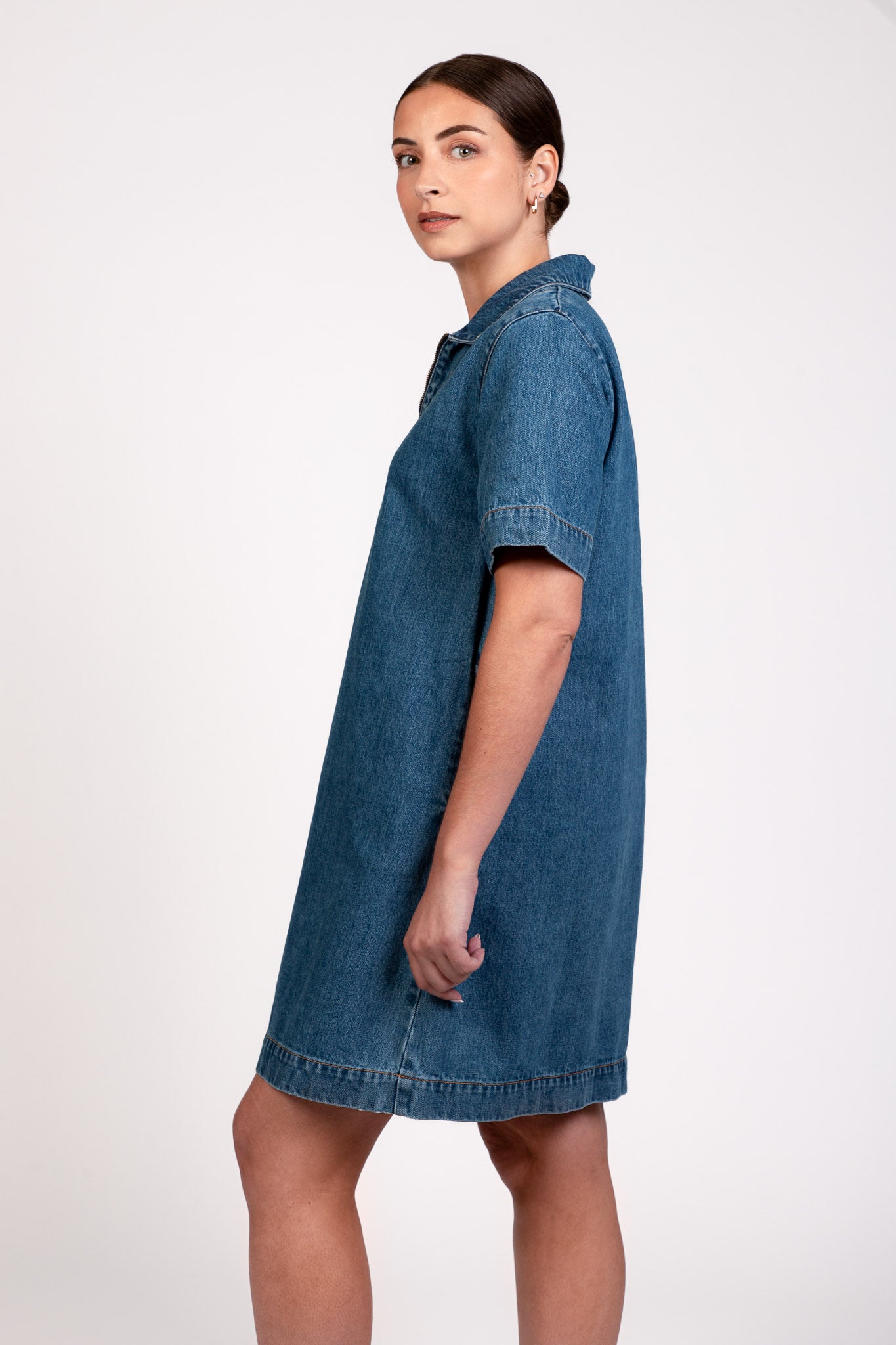 Robe en jean BEKA, manches courtes, col chemise, détail décolleté ouverture zip de profil - DILAA