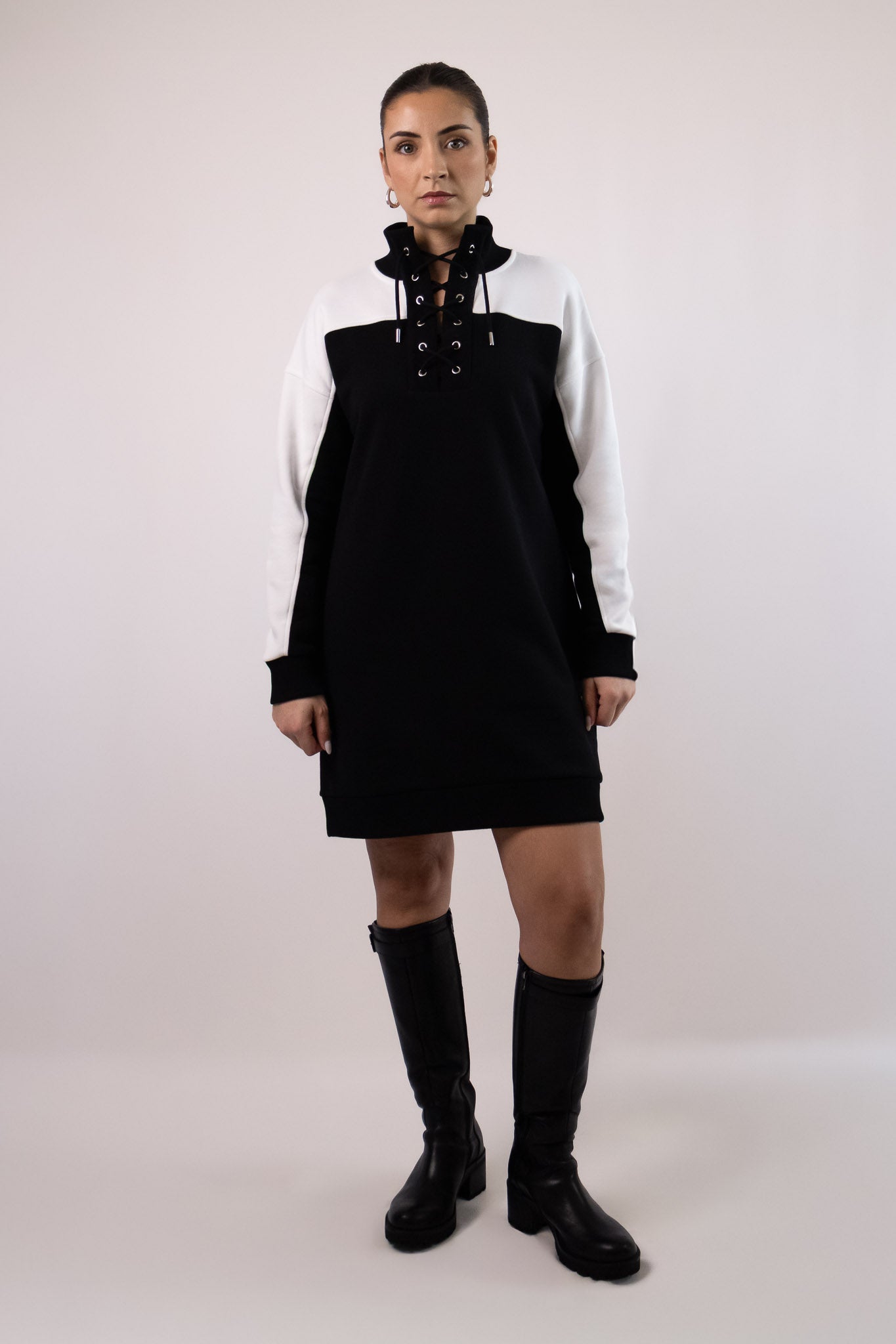 Robe sweat noire et blanc cassé avec col montant à laçage, manches contrastées et coupe droite. Marque DILAA