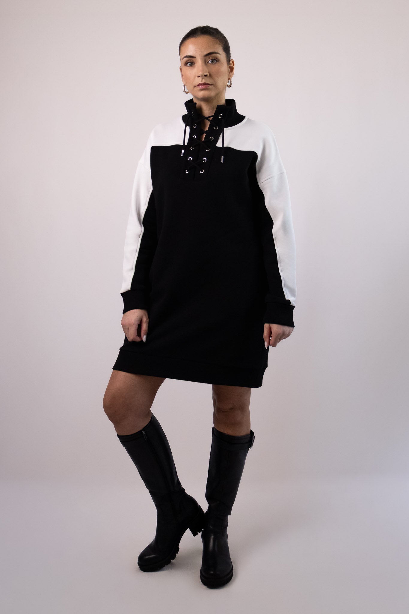 Robe sweat noire et blanc cassé avec col montant à laçage, manches contrastées et coupe droite. Marque DILAA