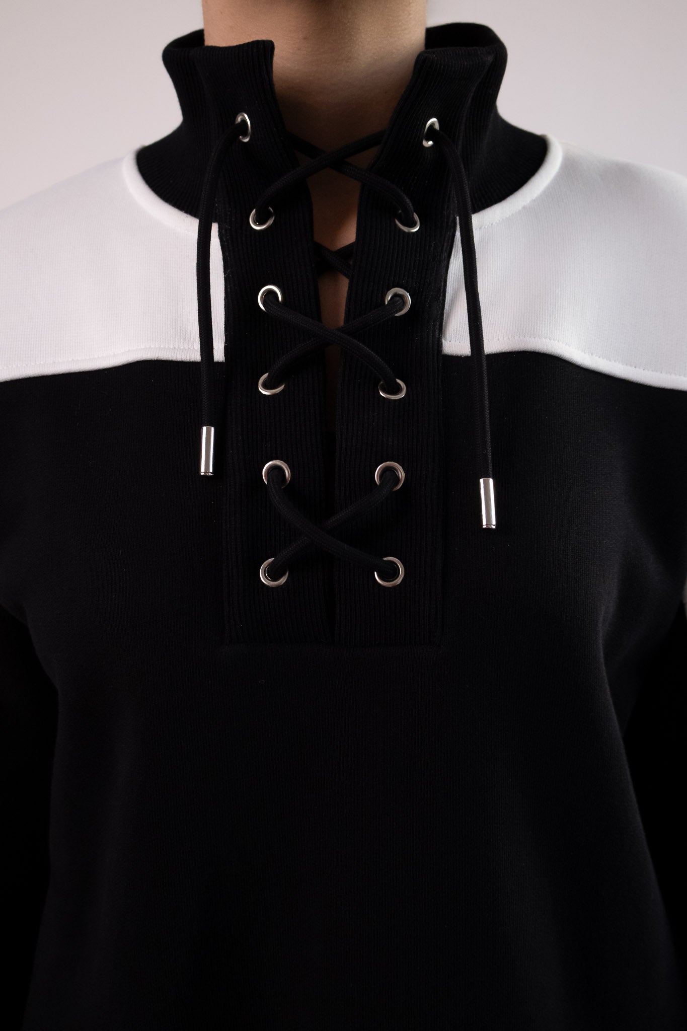 zoom sur le col montant avec laçage de la robe sweat ROMY. Marque DILAA