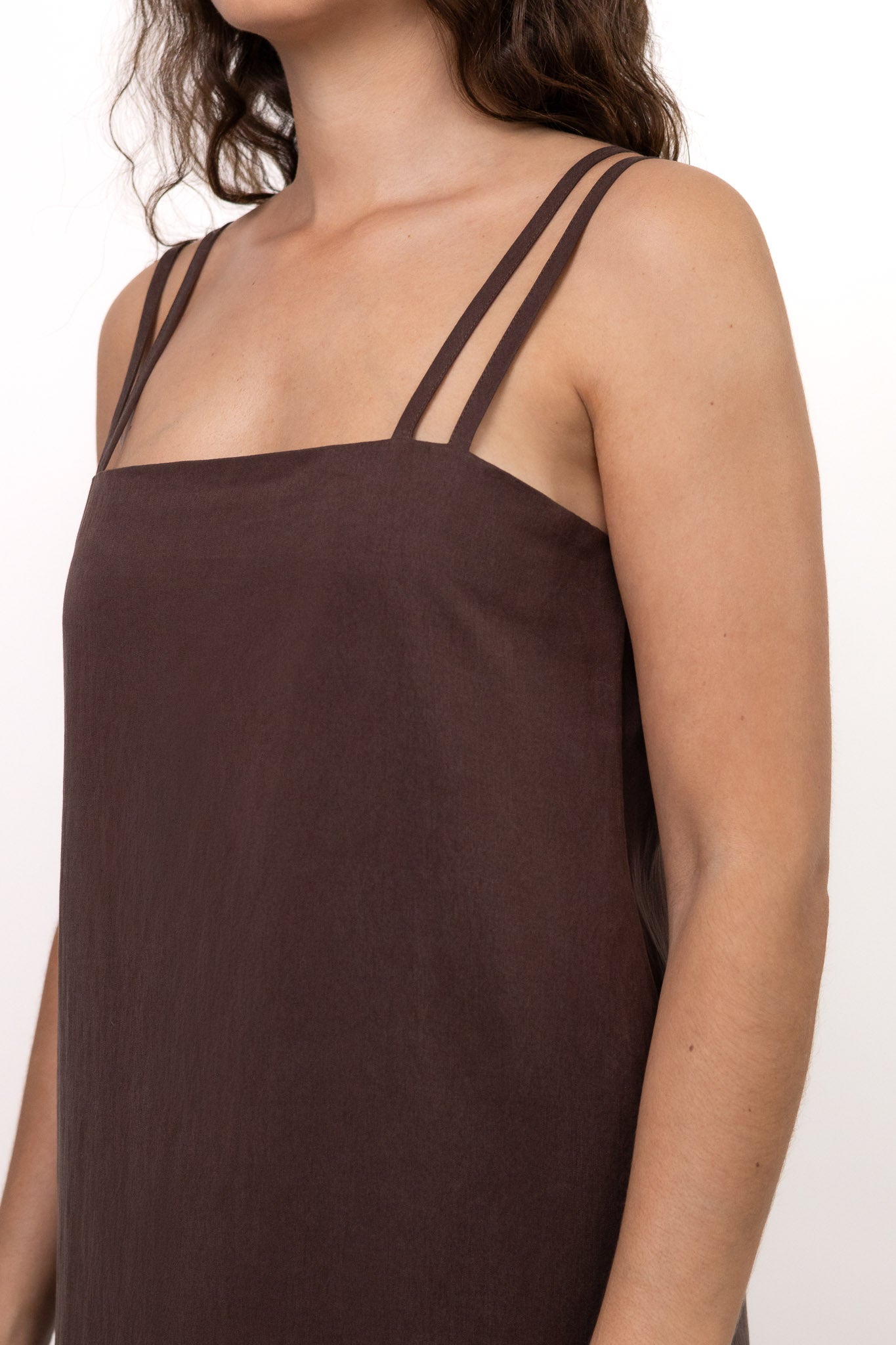 zoom buste - Robe longue fluide marron chocolat DILAA avec dos ouvert et doubles fines bretelles, fabriquée en France.
