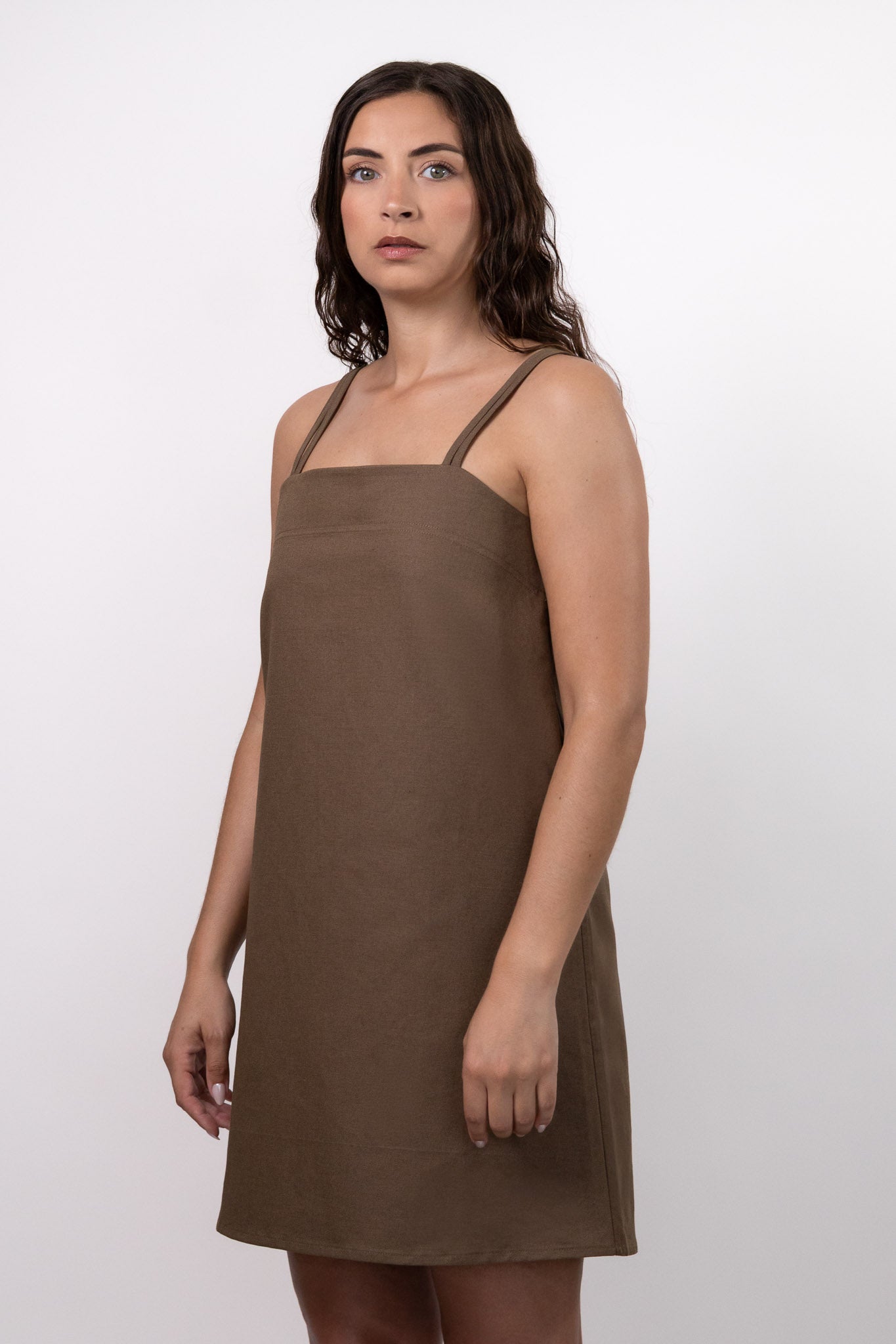 Robe courte kaki DILAA à décolleté carré et fines bretelles, coupe trapèze en mélange lin et coton, fabriquée en France. De côté