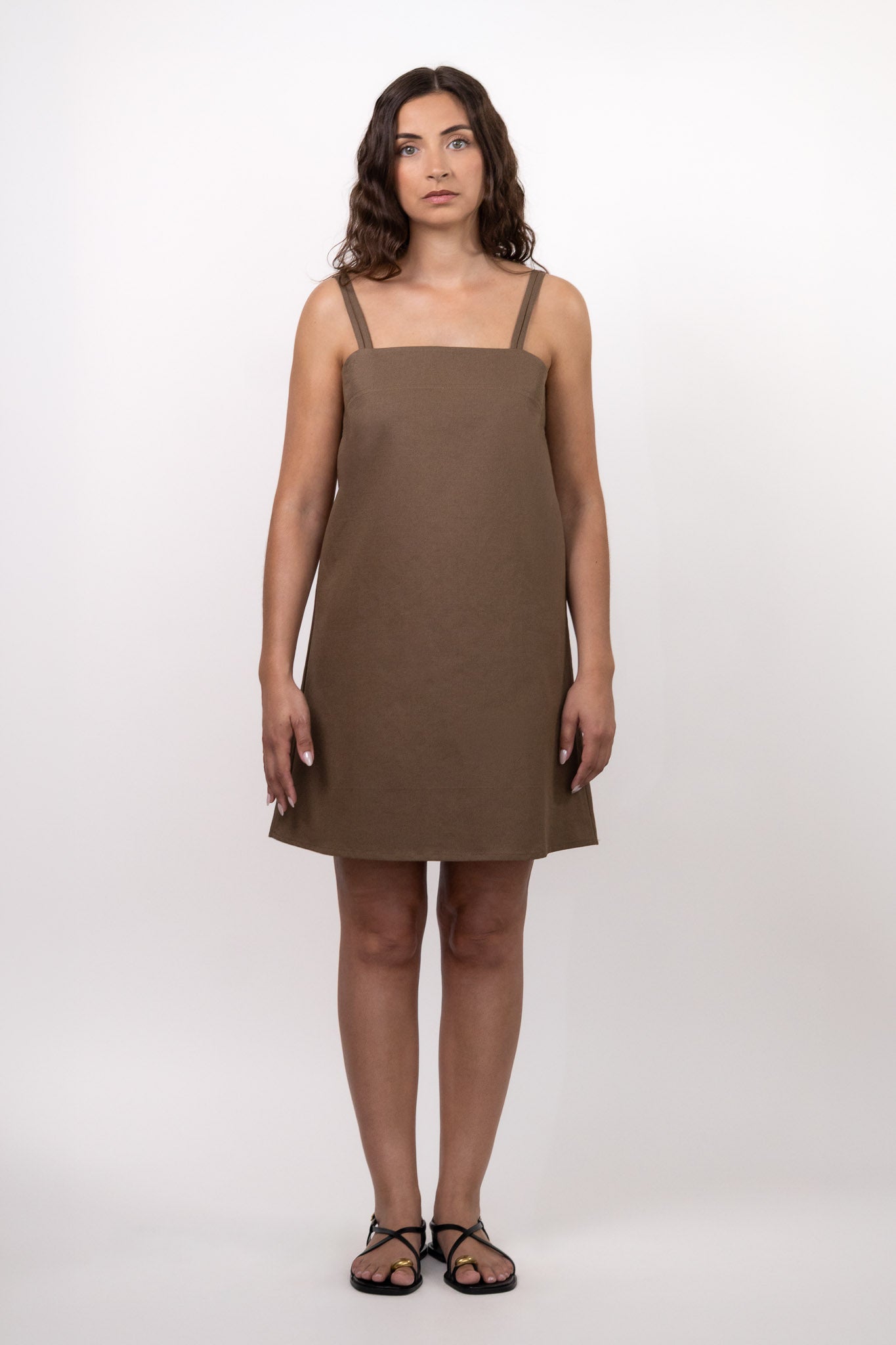 Robe courte kaki DILAA à décolleté carré et fines bretelles, coupe trapèze en mélange lin et coton, fabriquée en France.