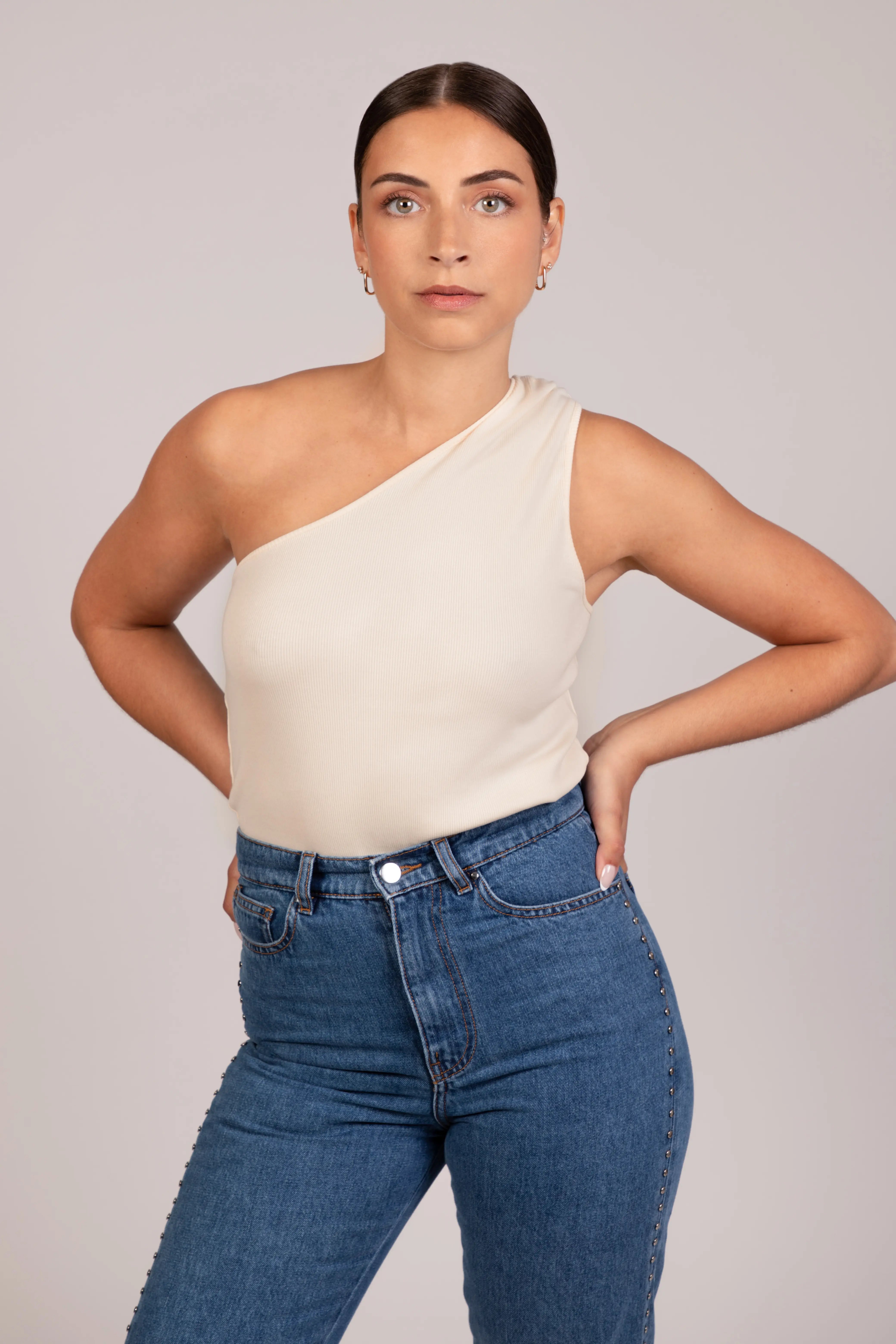 Face avant du top NOVA écru, coupe asymétrique avec une épaule dégagée en maille côtelée coton - DILAA