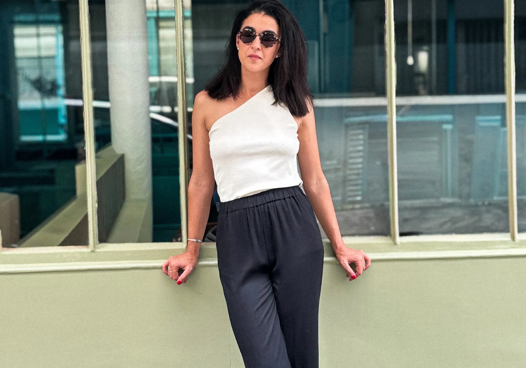 association du top asymétrique nova avec le pantalon milo noir dans la rue - DILAA