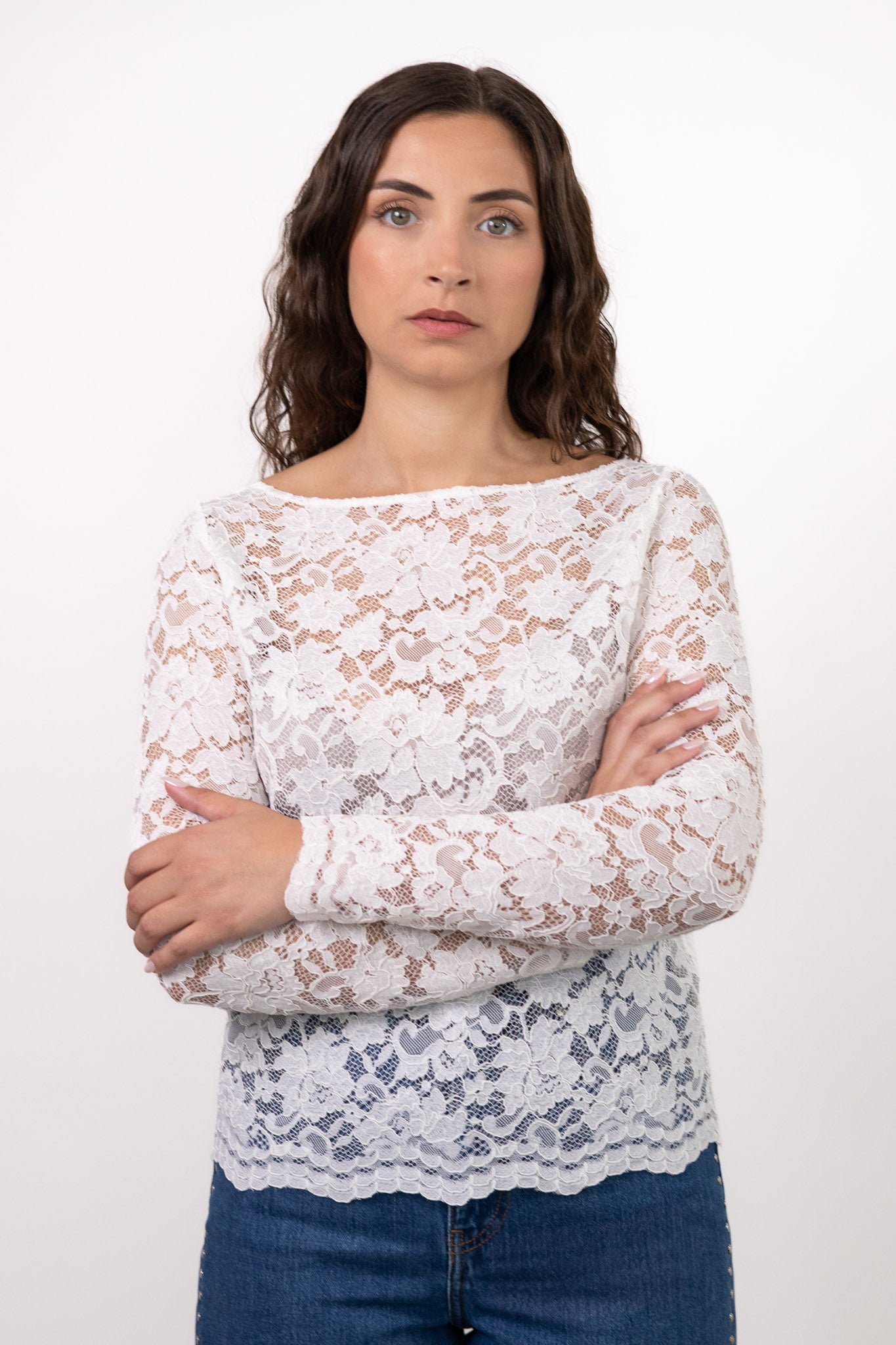 Détail du top EDEN en dentelle florale blanche avec finitions festonnées.