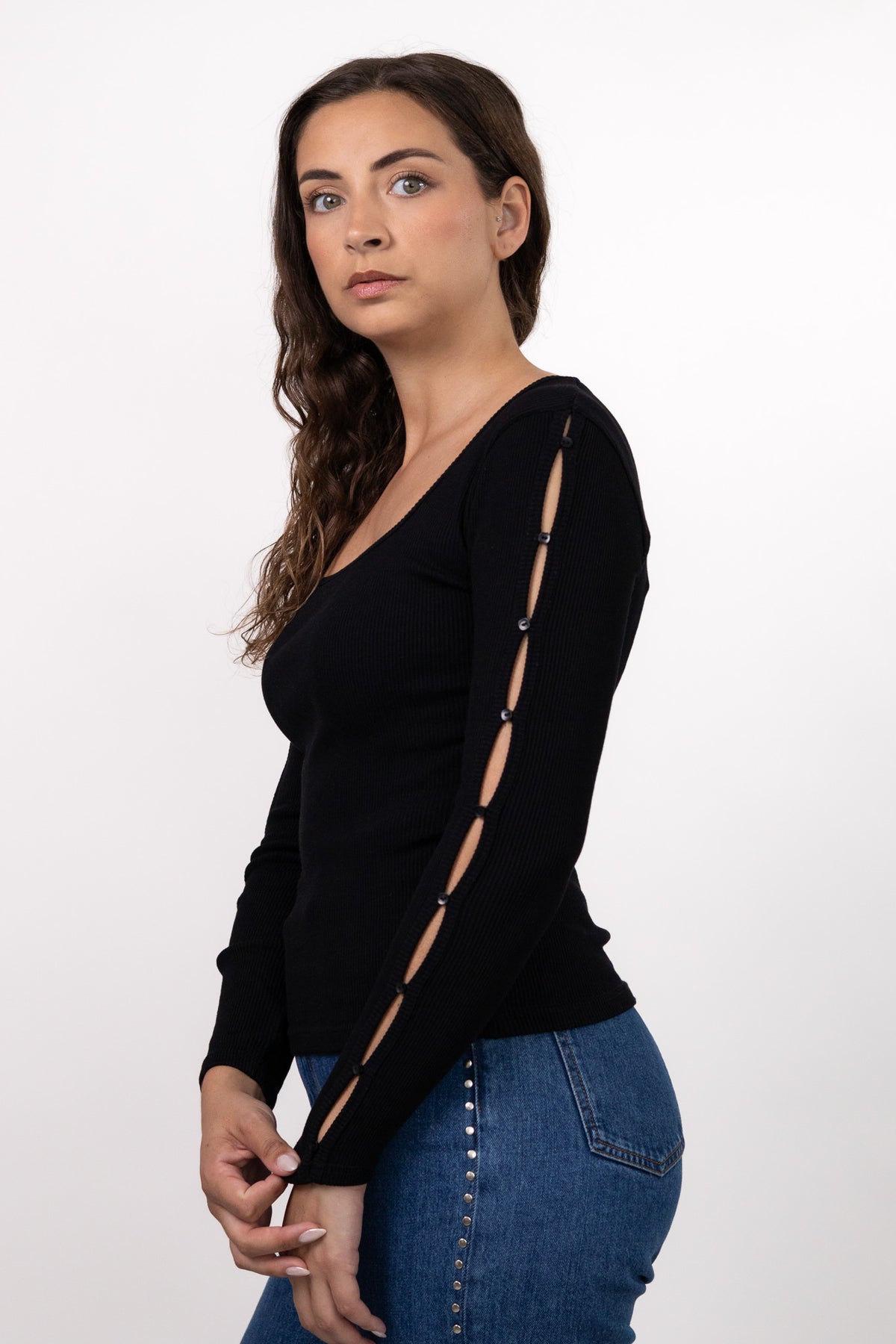 Top col carré soho porté avec le jean pat, détail ouverture boutonnée tout le long du bras