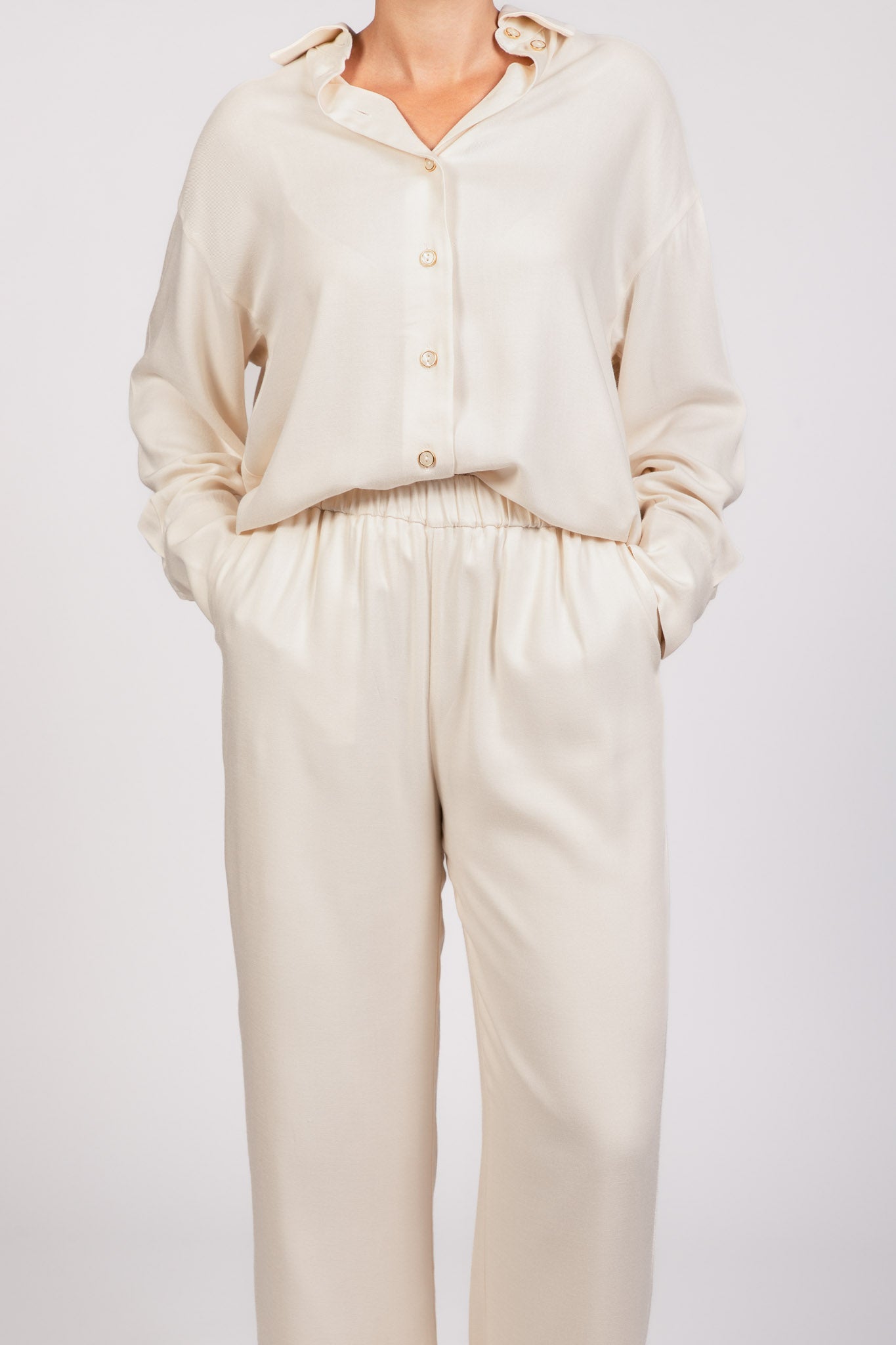 Pantalon écru MILO fluide, coupe droite et taille élastique, porté avec la chemise liberty écru assortie – collection été DILAA