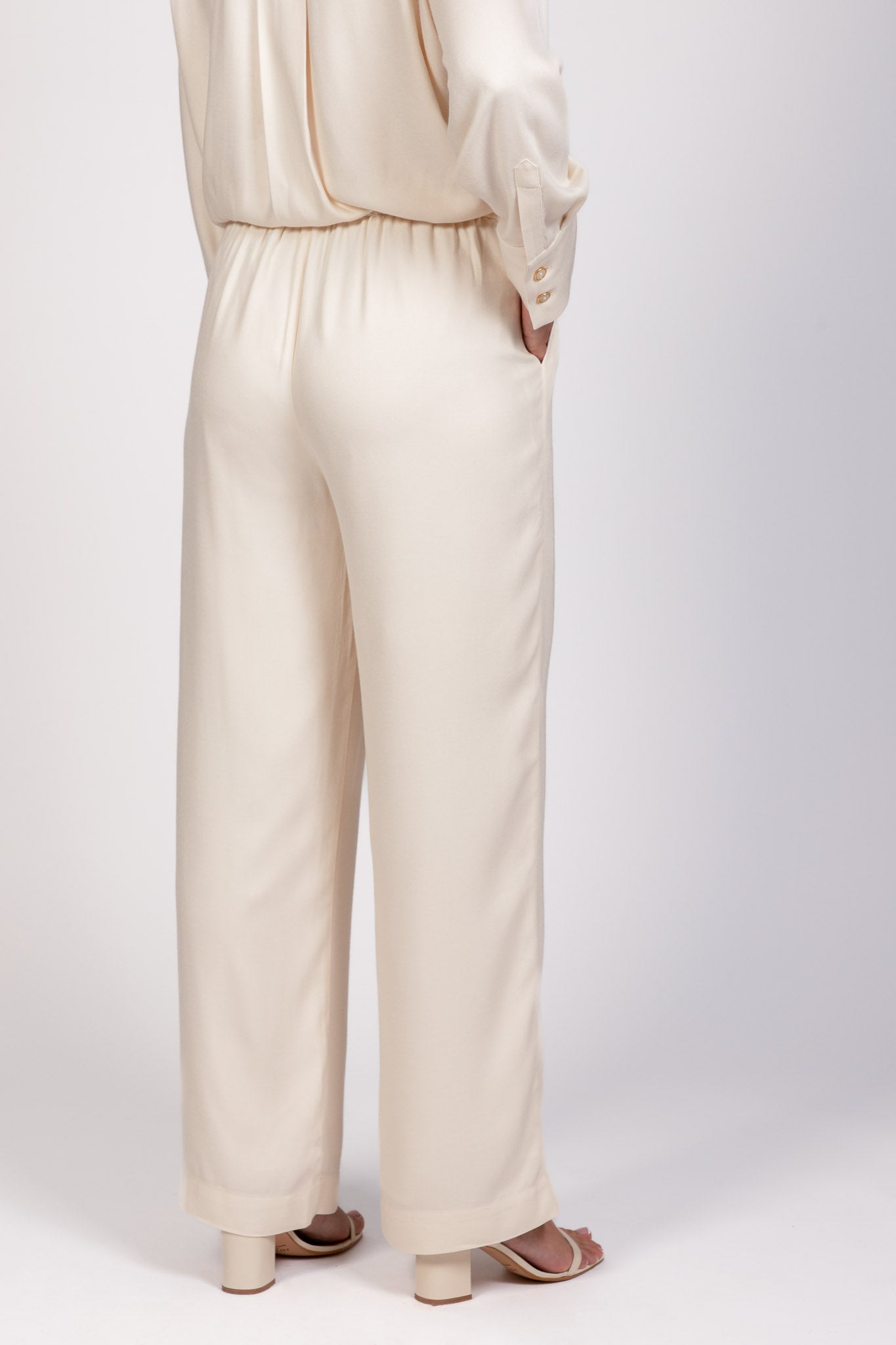 Pantalon écru MILO fluide, coupe droite et taille élastique de dos – collection été DILAA