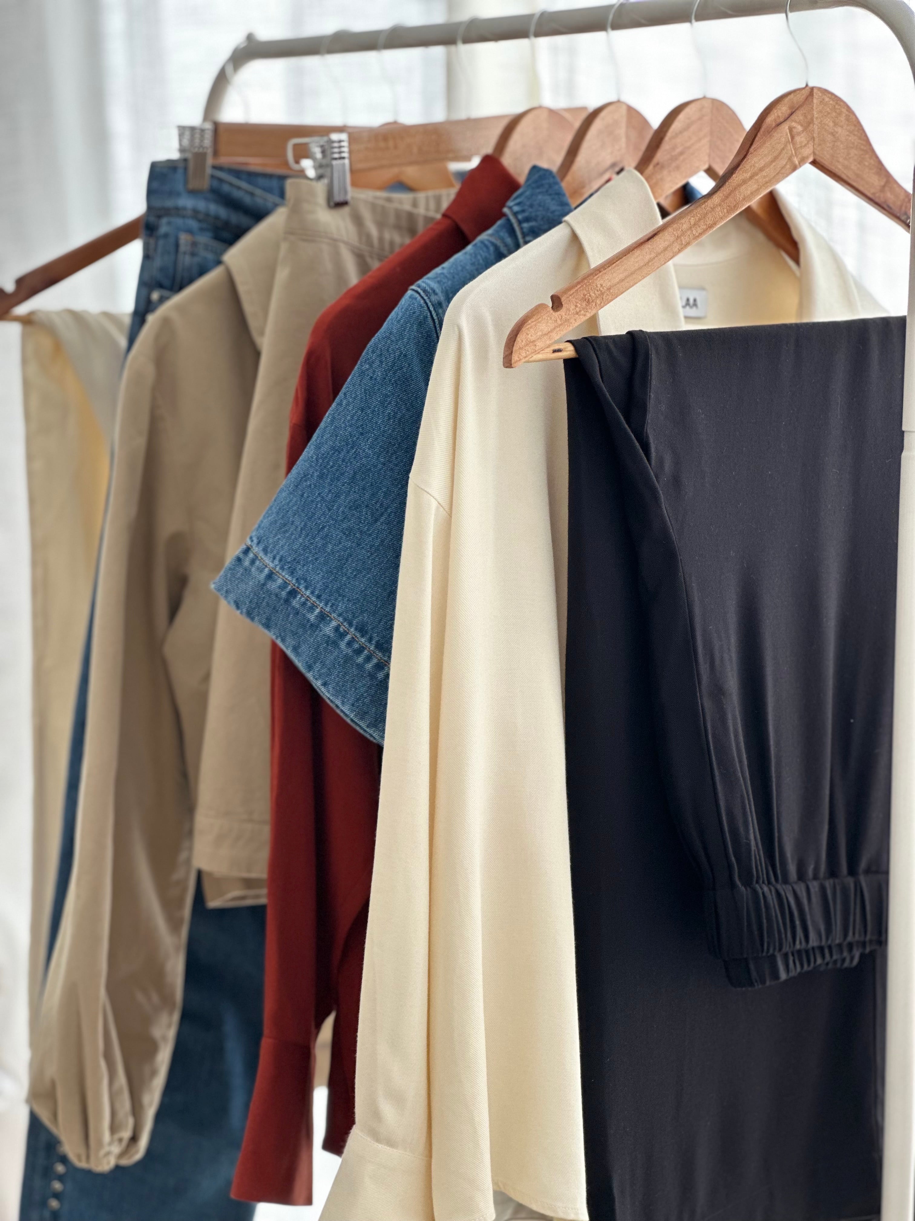 portant de vetements avec toute la collection DILAA