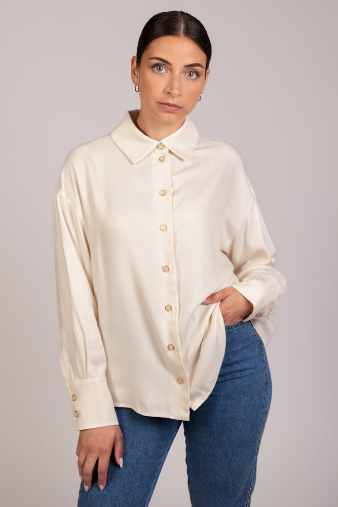 Chemise écrue oversize LIBERTY à col large et boutons dorés, collection DILAA