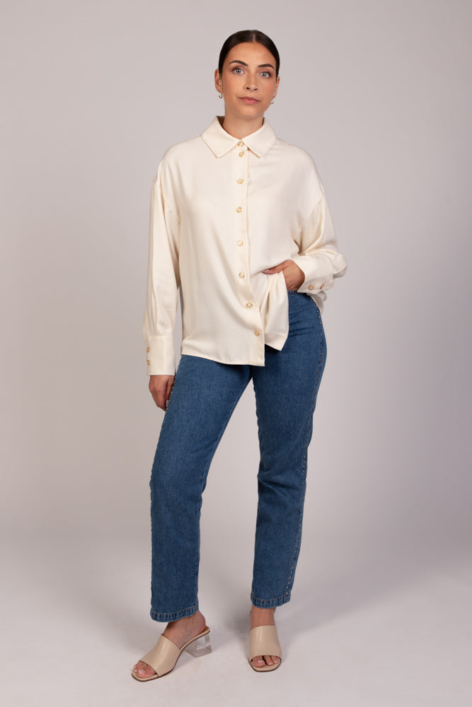 Chemise écrue oversize LIBERTY à col large et boutons dorés avec jean PAT, collection DILAA