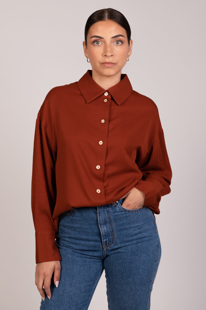 Chemise terracotta LIBERTY à boutons dorés, coupe oversize et col classique, portée avec le jean PAT taille haute – DILAA