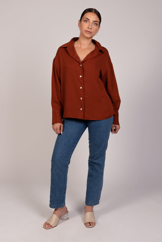 Chemise terracotta LIBERTY à boutons dorés, coupe oversize et col classique, portée avec le jean PAT taille haute – DILAA