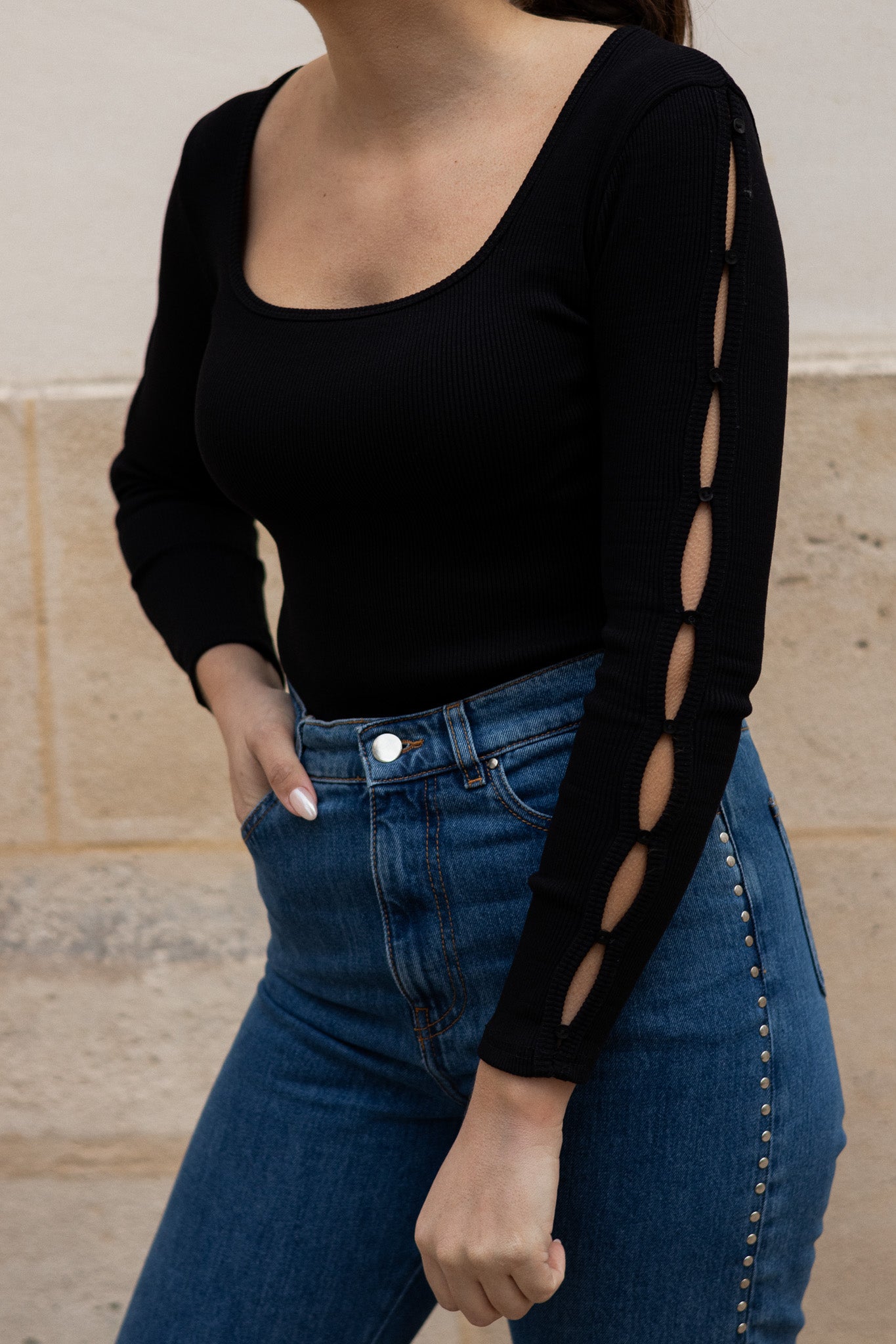 Top col carré soho porté avec le jean pat dans la rue.