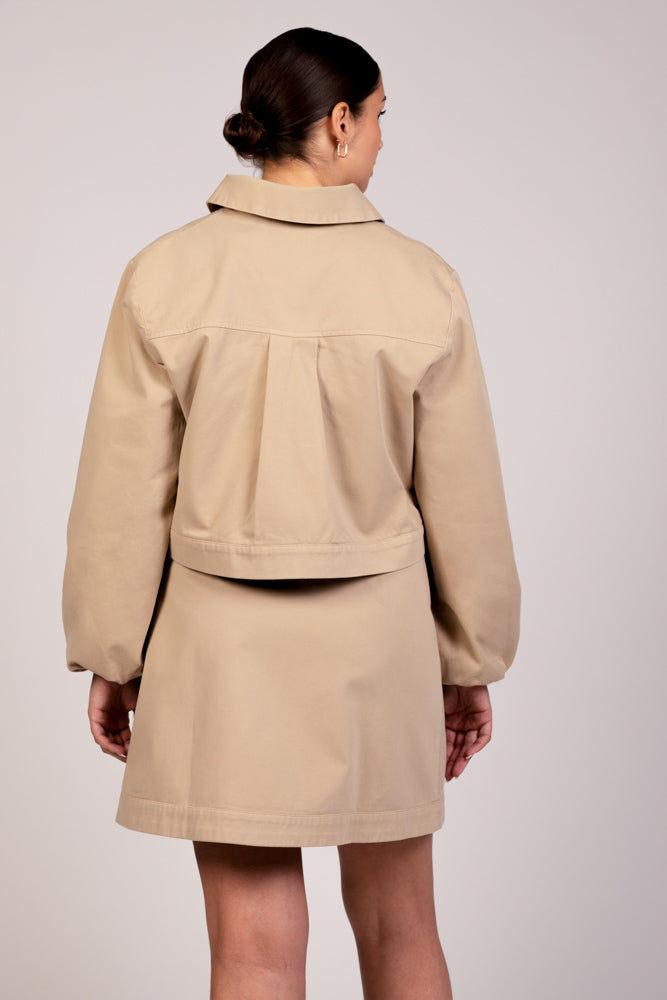 veste beige courte à col chemise IVY et jupe portefeuille mia de dos, prêt-à-porter DILAA