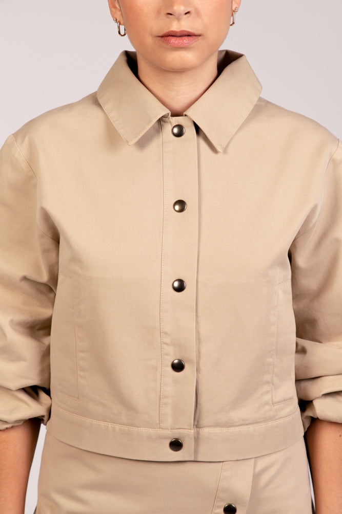 zoom sur veste Ivy beige courte à col chemise et boutons dorés, prêt-à-porter DILAA