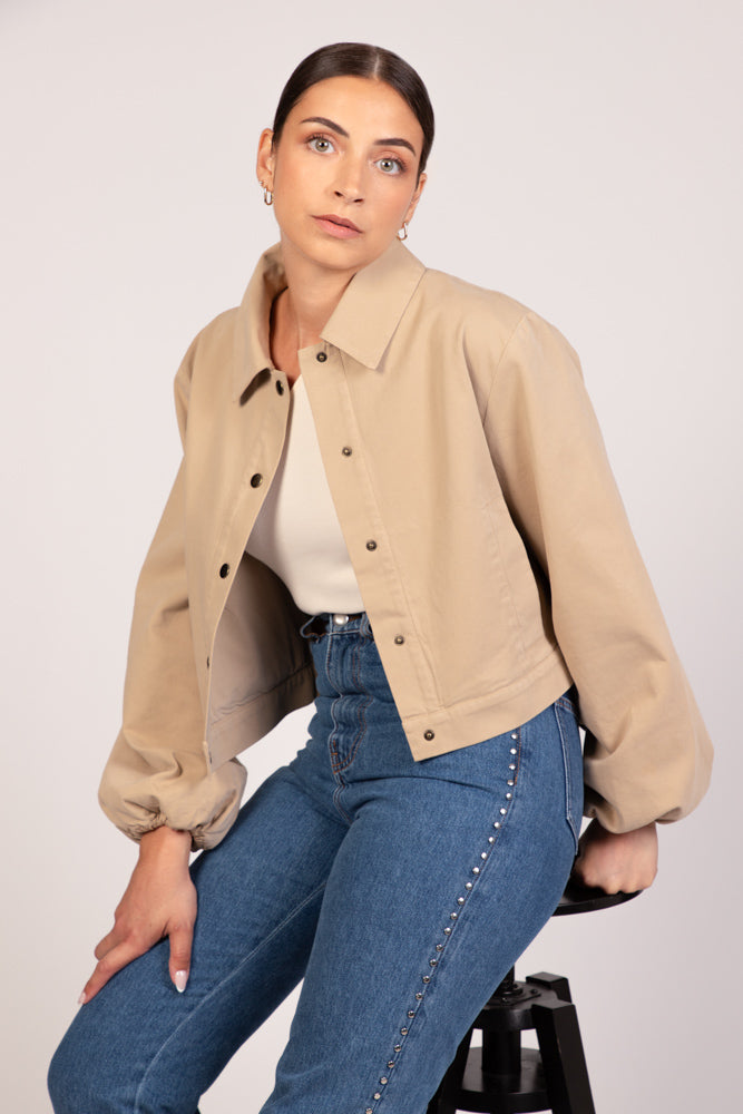 Veste Ivy courte beige à manches ballon portée avec jean Pat taille haute clouté, collection DILAA