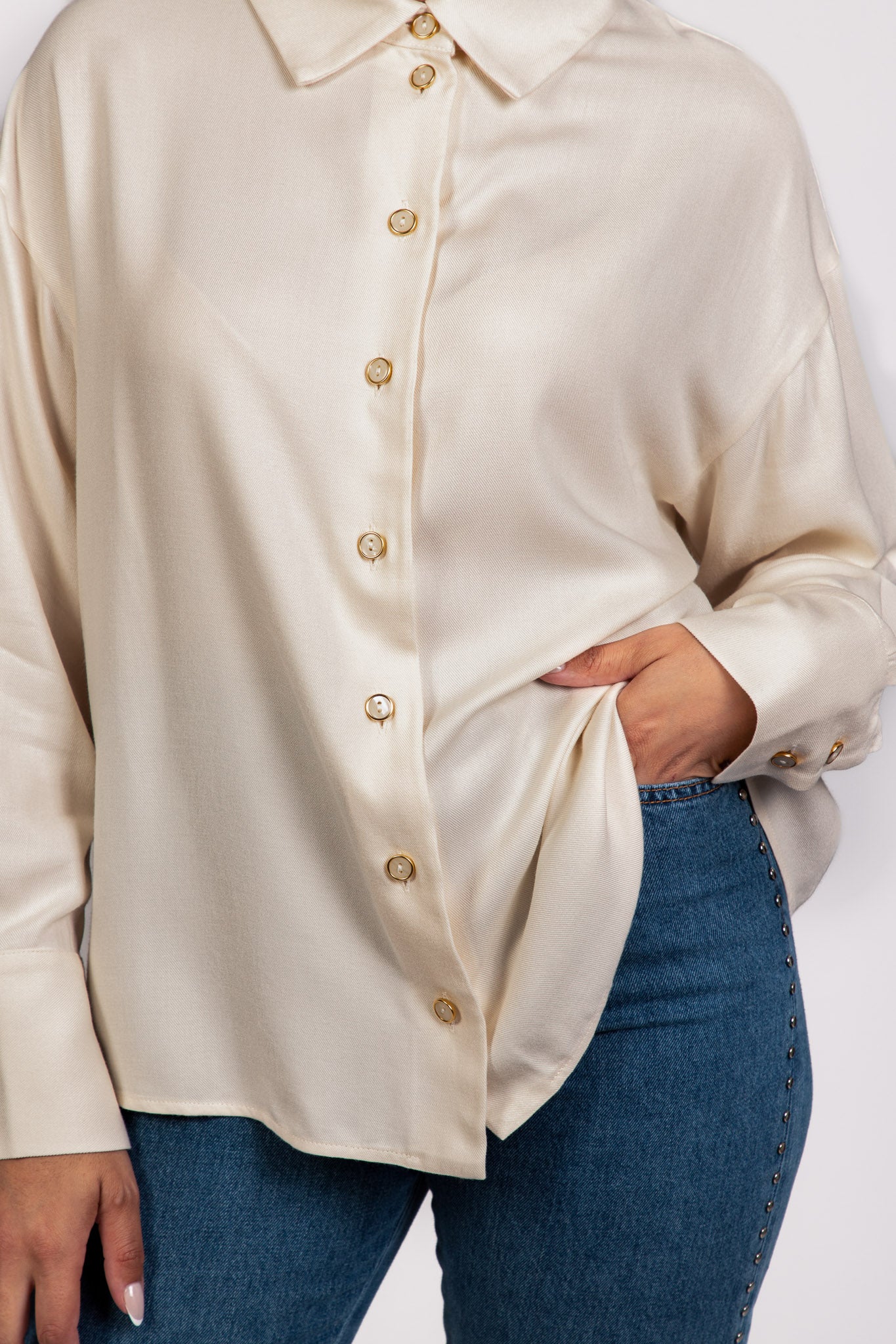 zoom Chemise écrue oversize LIBERTY à col large et boutons dorés, collection DILAA