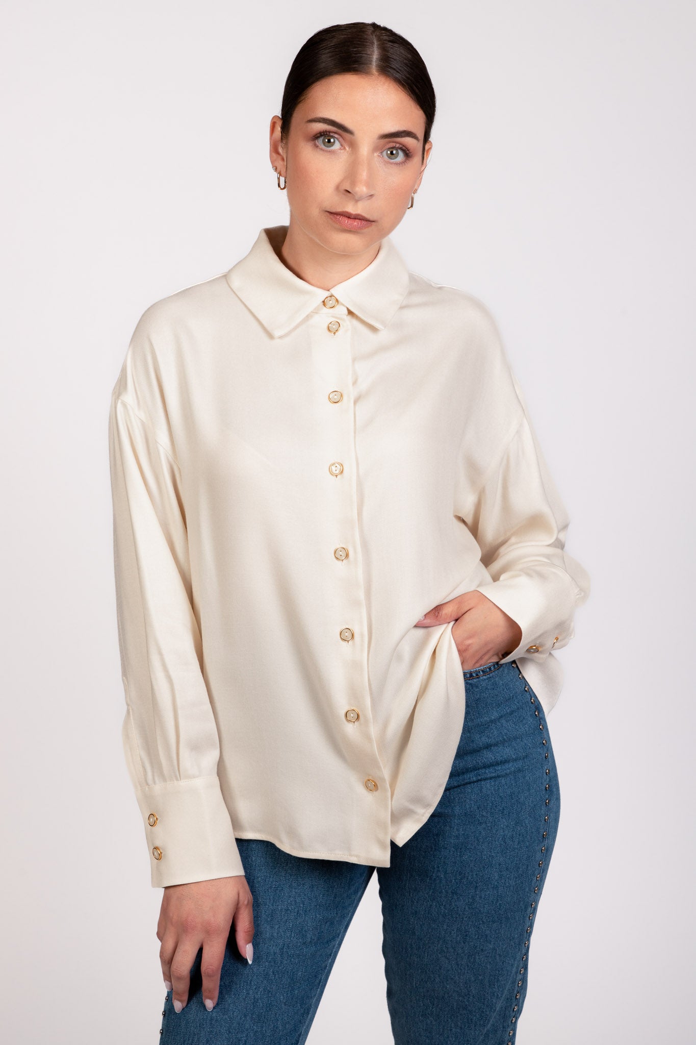 Chemise écrue oversize LIBERTY à col large et boutons dorés, collection DILAA