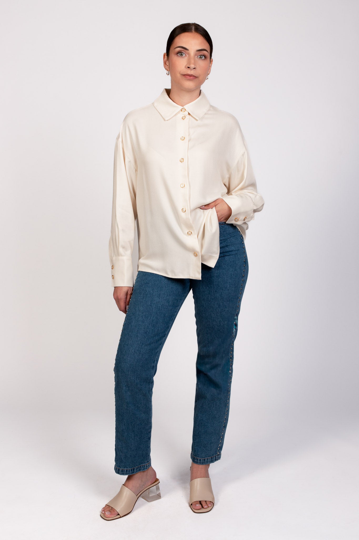 Chemise écrue oversize LIBERTY à col large et boutons dorés avec jean PAT, collection DILAA