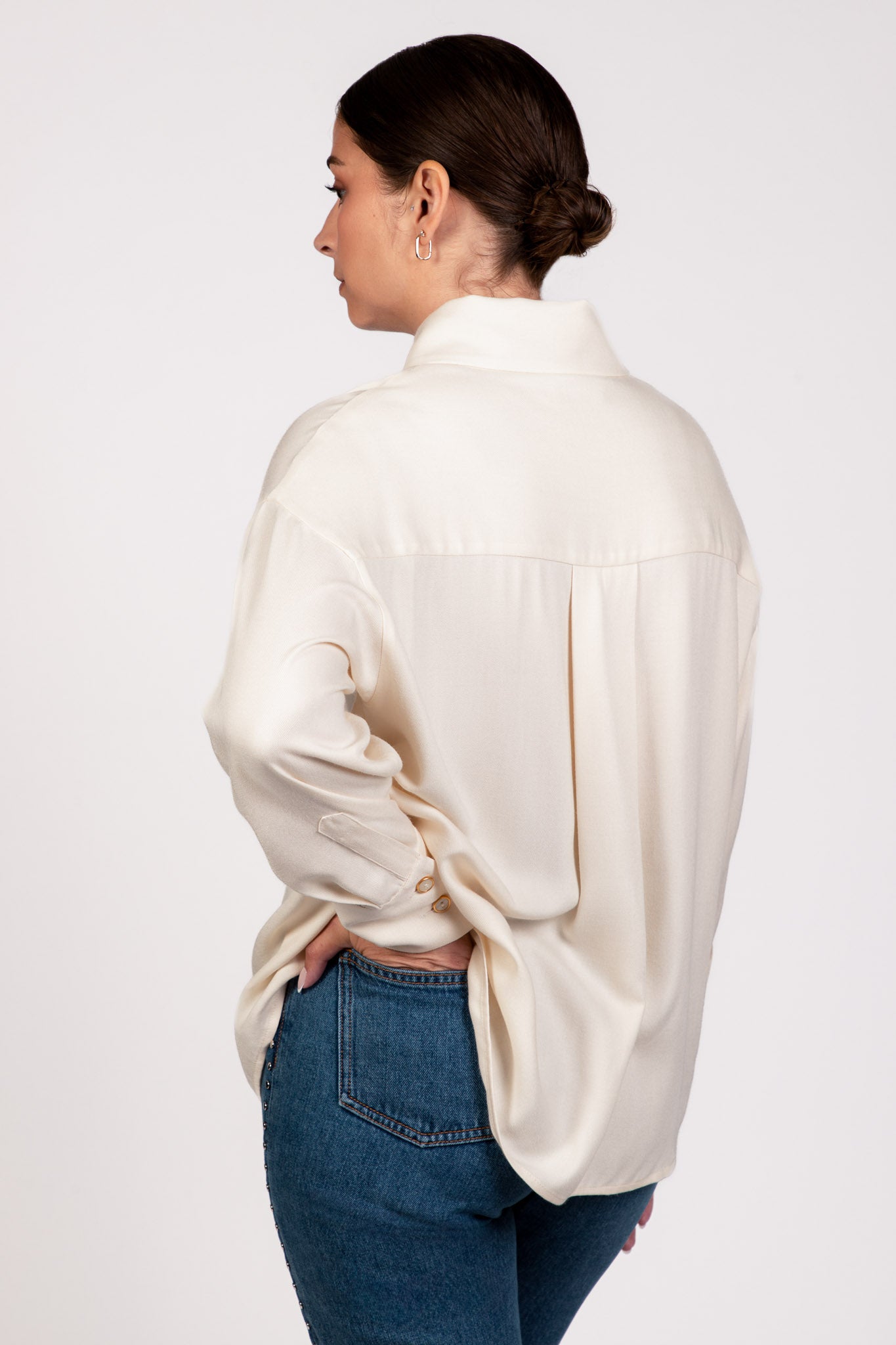 Chemise écrue oversize LIBERTY de dos, collection DILAA