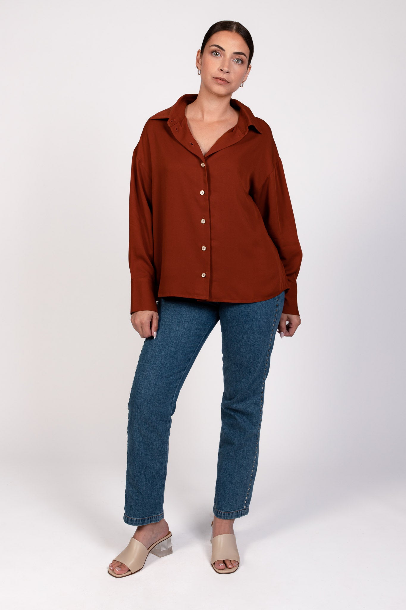 Chemise terracotta LIBERTY à boutons dorés, coupe oversize et col classique, portée avec le jean PAT taille haute – DILAA