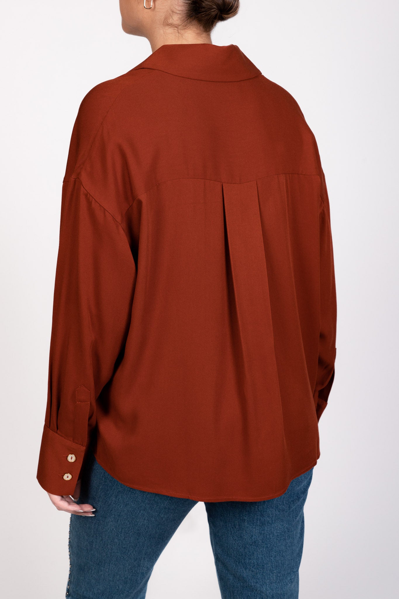 Chemise terracotta LIBERTY à boutons dorés, coupe oversize et col classique, de dos – DILAA