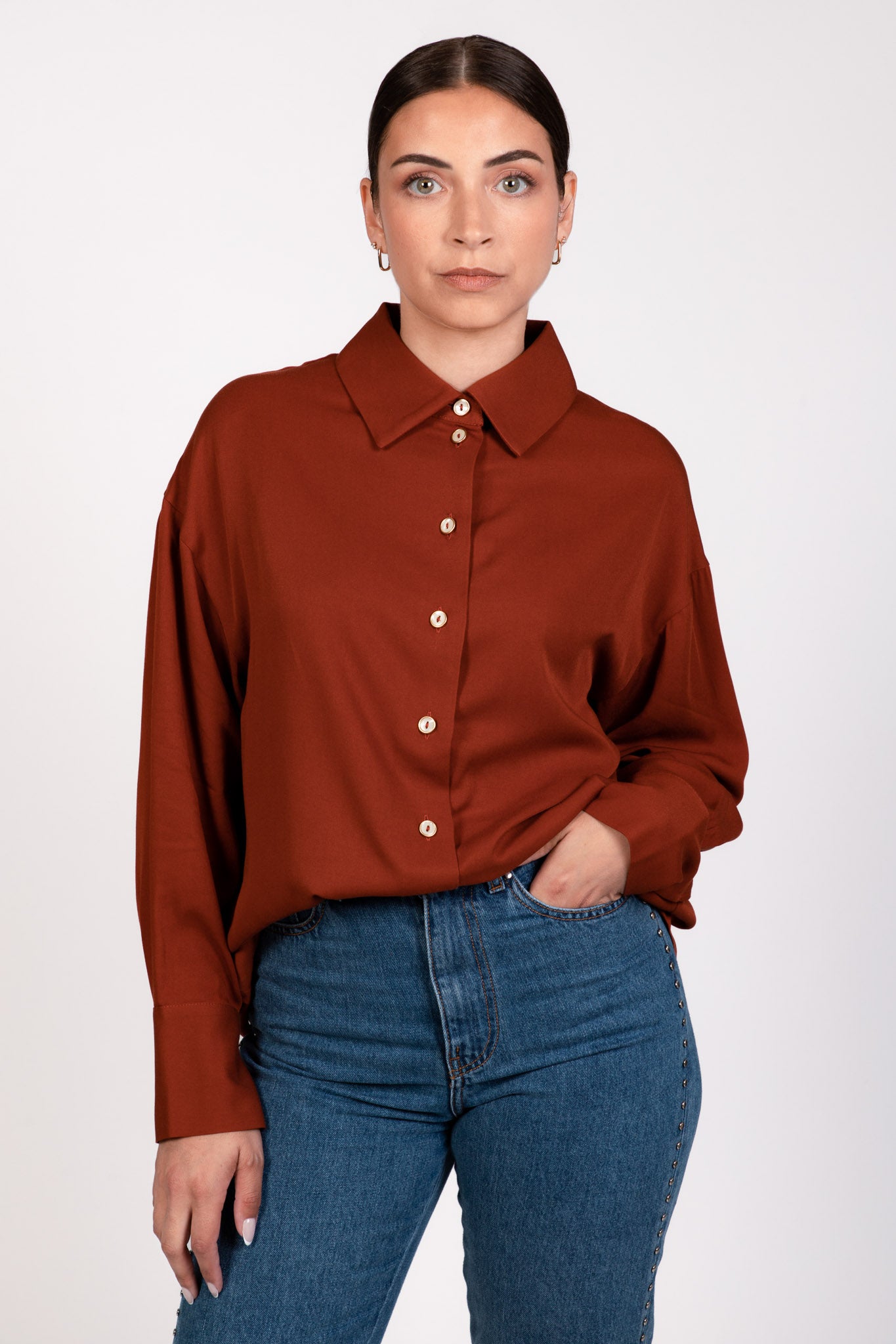 Chemise terracotta LIBERTY à boutons dorés, coupe oversize et col classique, portée avec le jean PAT taille haute – DILAA