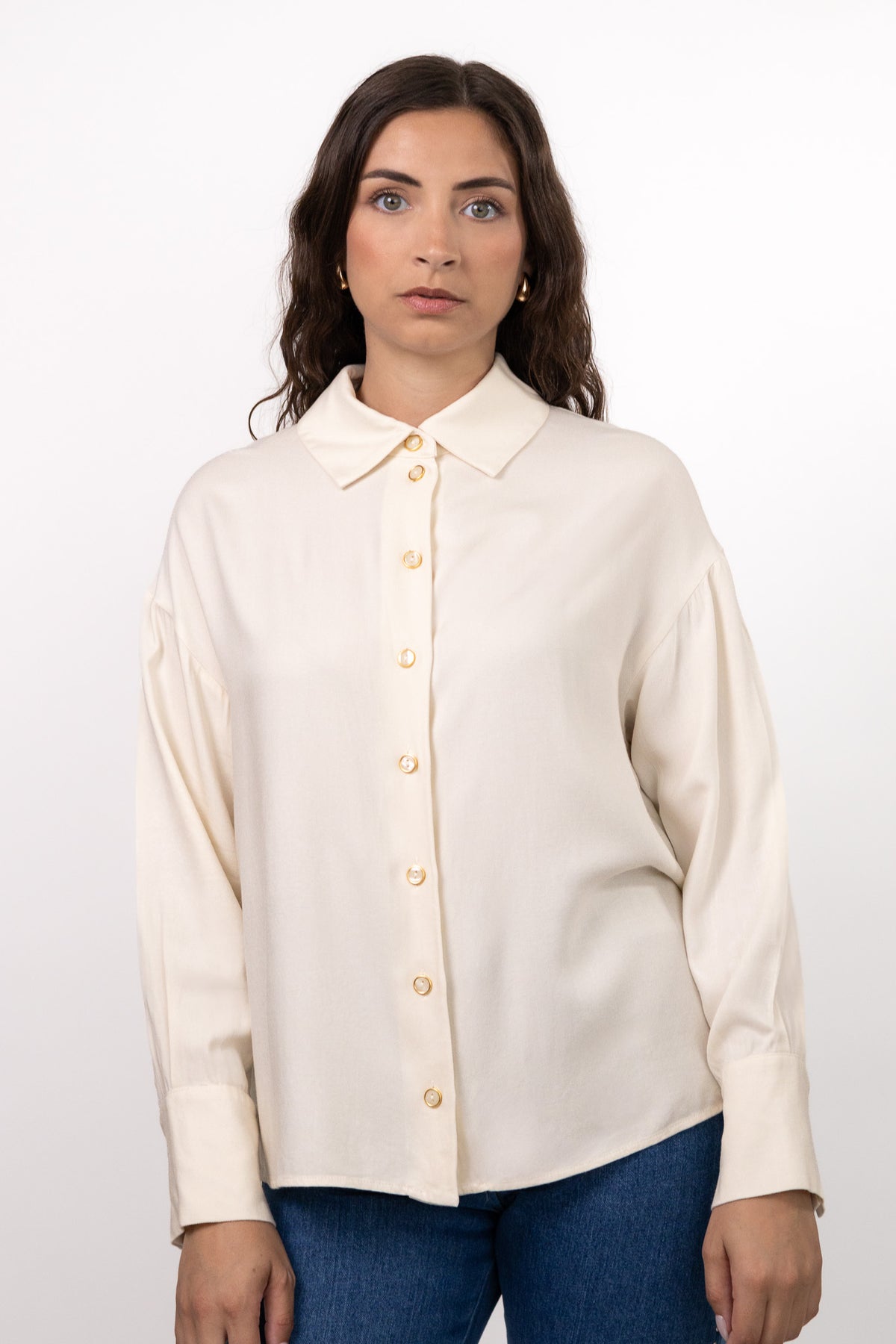 Chemise écrue oversize LIBERTY à col large et boutons dorés avec jean PAT, collection DILAA