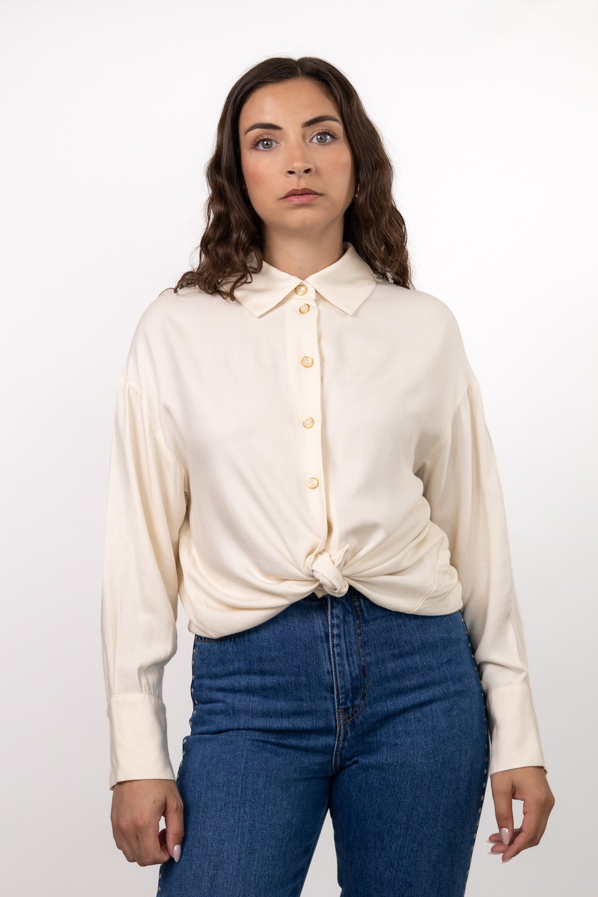 Chemise écrue oversize LIBERTY à col large et boutons dorés avec jean PAT, collection DILAA