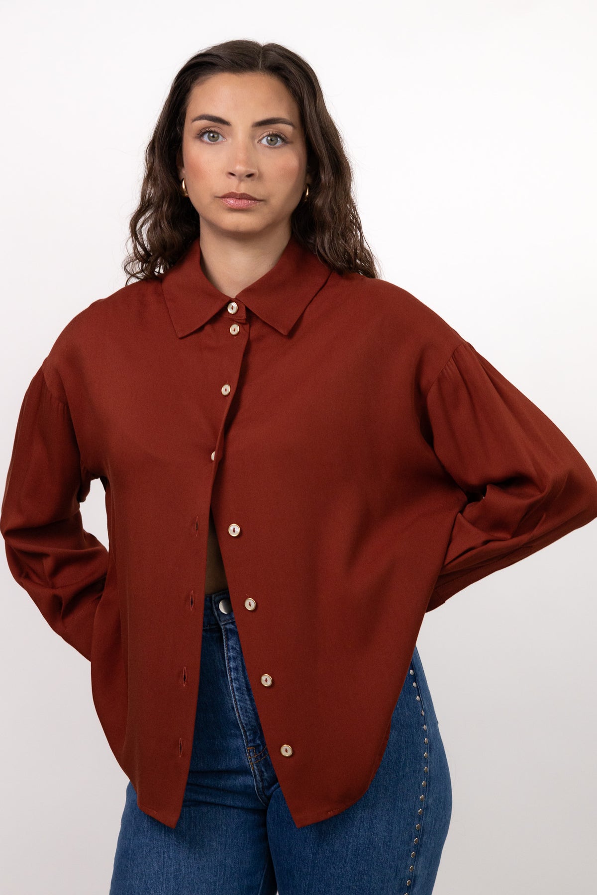 Chemise terracotta LIBERTY à boutons dorés, coupe oversize et col classique – DILAA