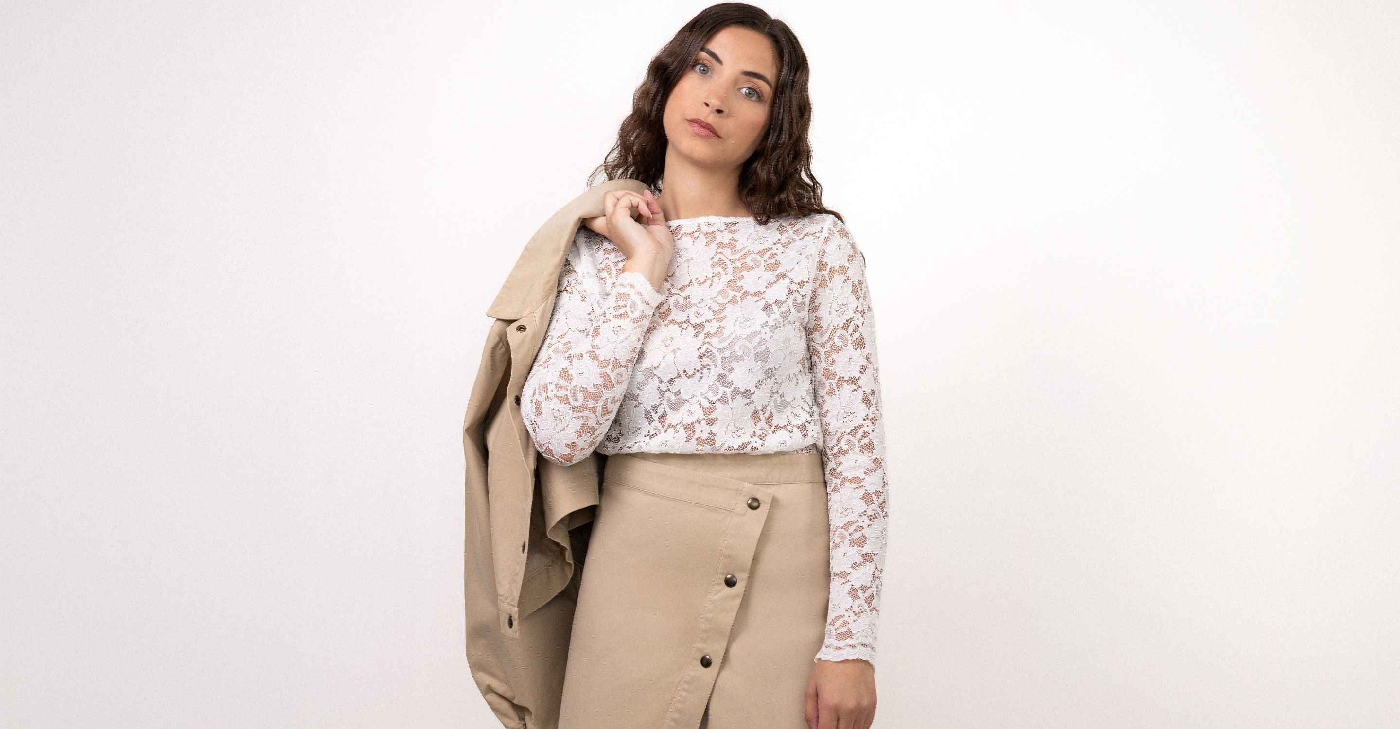 Page de couverture avec top dentelle EDEN et jupe MIA beige