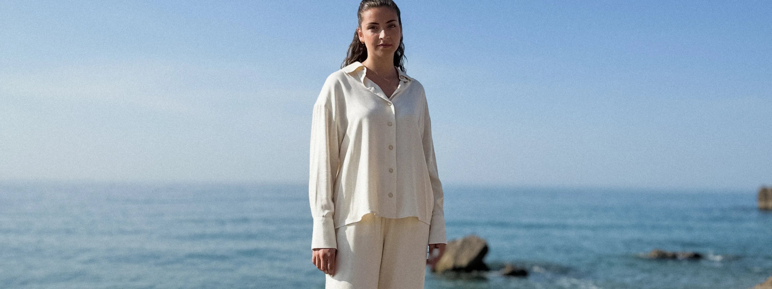 Chemise liberty écru portée à la mer - marque DILAA