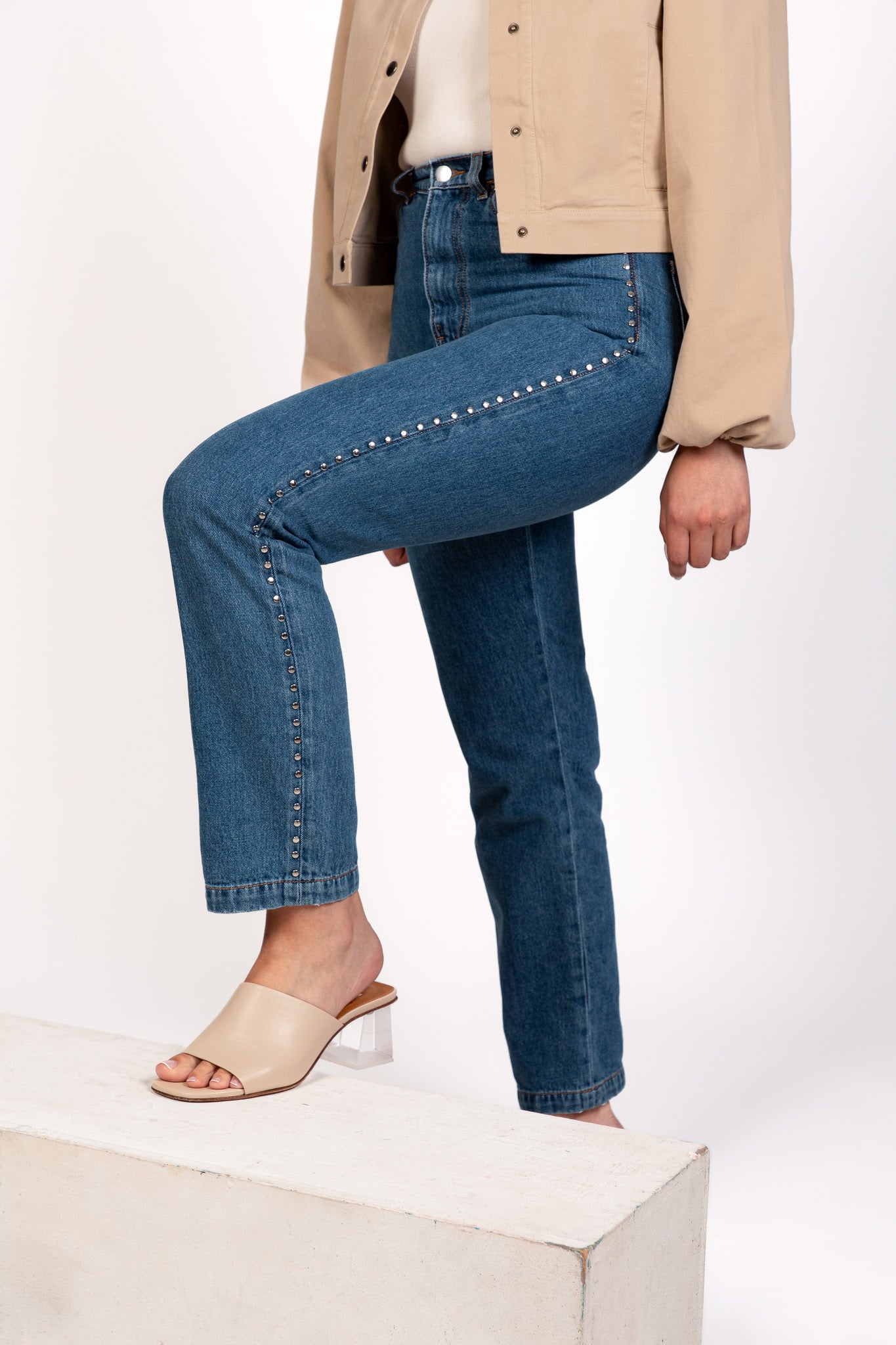 Zoom - Jean Pat coupe droite avec détails cloutés sur les côtés - DILAA