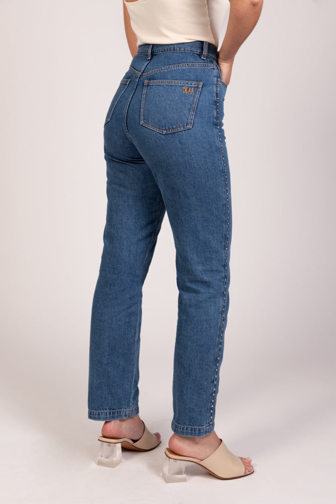 Jean Pat coupe droite avec détails cloutés sur les côtés, broderie DILAA sur la poche arrière, vue de dos.