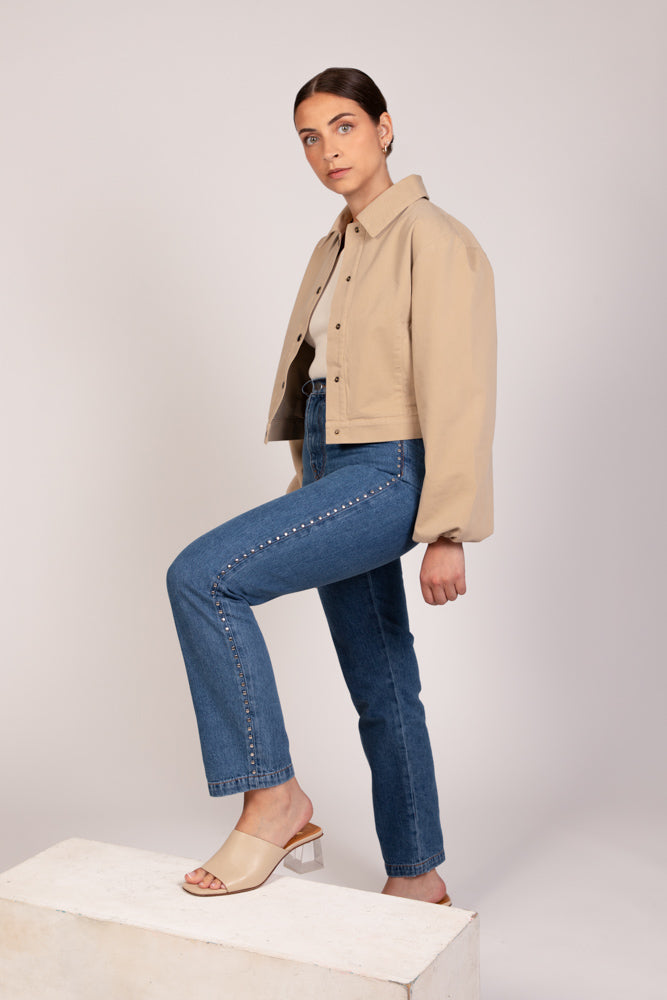 Veste Ivy beige à boutons pression dorés portée avec le jean Pat droit à clous, look féminin signé DILAA.