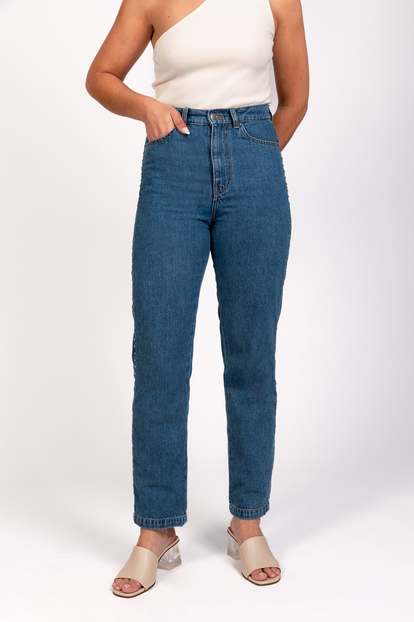 Jean Pat coupe droite avec détails cloutés sur les côtés, vue de face. Collection Dilaa